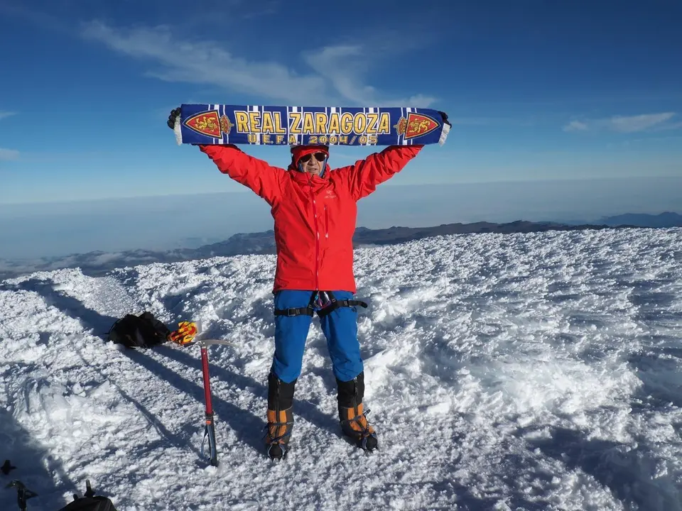 Jos&eacute; Manresa en la cumbre del Chimborazo (Ecuador) a 6.263 metros sobre el nivel del mar, la cima m&aacute;s alta del mundo respecto al centro de la Tierra.