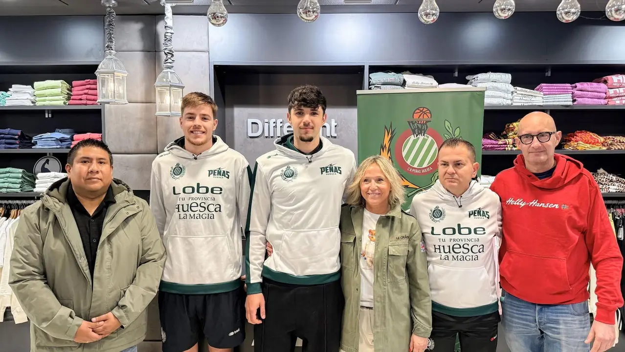 Figueroa, V&aacute;zquez y Sanz junto a distintas personalidades de Different Urban, lugar en el que se realiz&oacute; la rueda de prensa. Fotograf&iacute;a: Lobe Huesca.