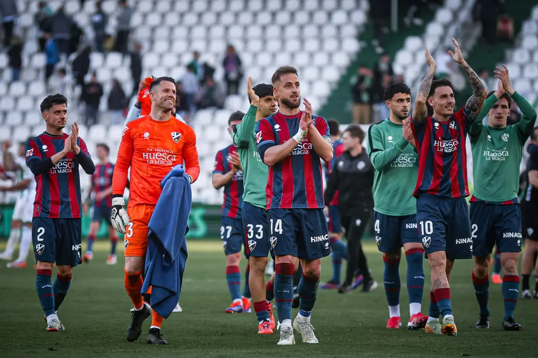 El Huesca tras la victoria de los oscenses en C&oacute;rdoba. Foto: SD Huesca