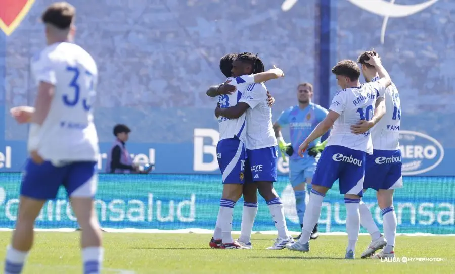 Jair Amador celebra su gol ante el Mirand&eacute;s junto a Bernardo Vital (Foto LALIGA: Hypermotion)
