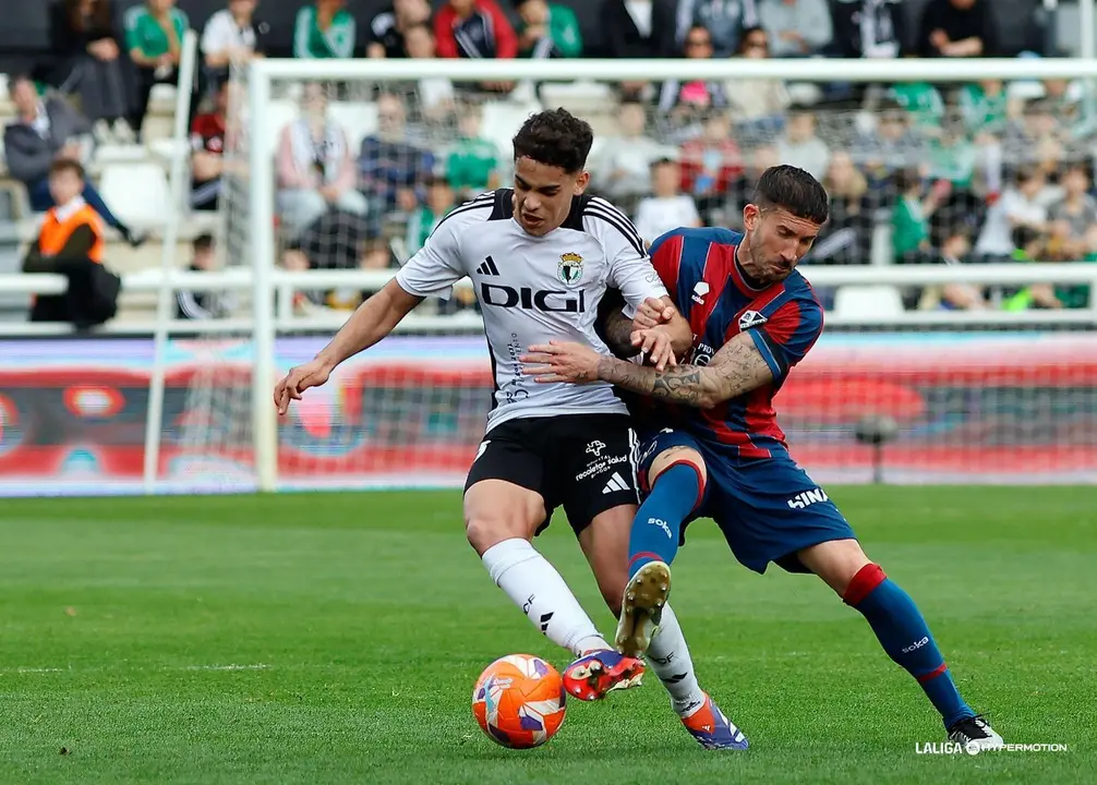 &Oacute;scar Sielva quiere el esf&eacute;rico en el partido del Huesca en El Plant&iacute;o. Foto: LaLiga