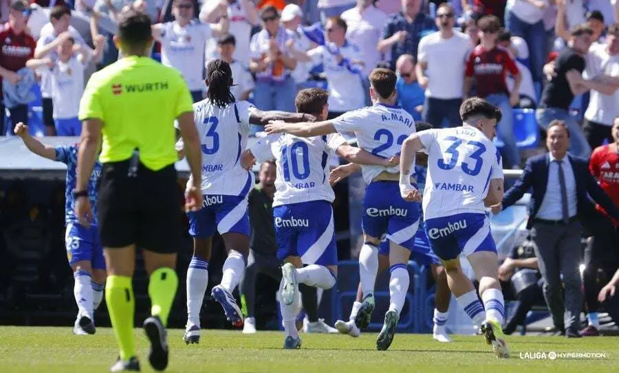 Los jugadores del Real Zaragoza celebran el gol de Jair Amador ante el Mirand&eacute;s (Foto: LALIGA Hypermotion)