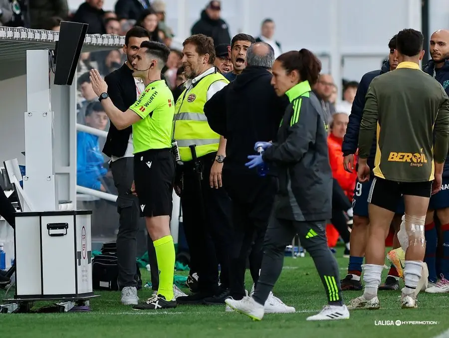 Hidalgo observa a los &aacute;rbitros revisando una jugada al ser llamados desde la sala del VAR. Foto: LaLiga 