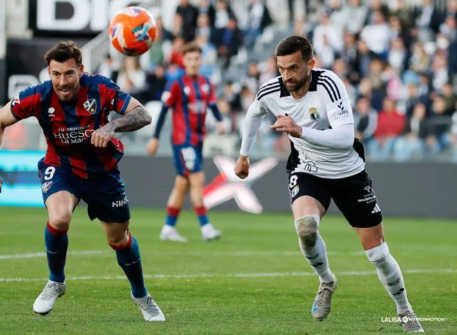 Sergi Enrich pelea un bal&oacute;n en el Burgos (2-1) Huesca. Foto: LFP