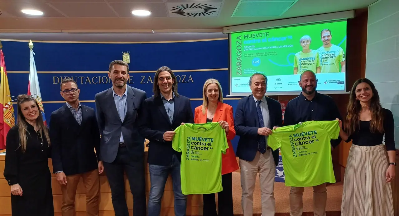 Fotograf&iacute;a de familia en la DPZ tras la presentaci&oacute;n. Fotograf&iacute;a: DPZ.