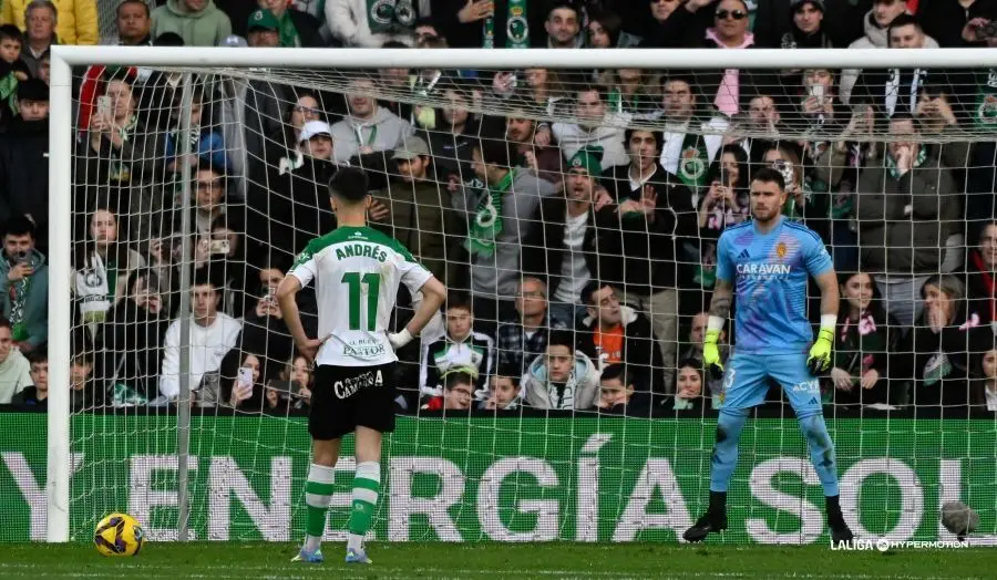 Poussin, instantes antes de detenerle el penalti a Andr&eacute;s Mart&iacute;n (Foto: LaLiga).