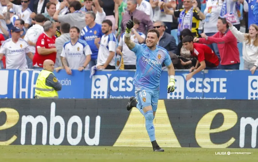 Gaetan Poussin celebrando el gol mientras vuelve a su arco. Fotograf&iacute;a: La Liga.