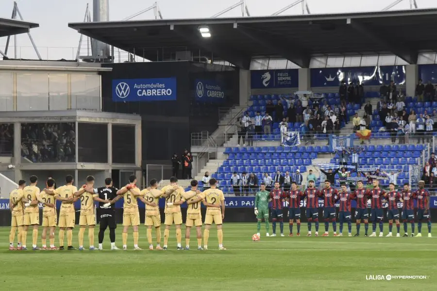La SD Huesca, en un minuto de silencia previo a su encuentro contra el M&aacute;laga. | Foto: LaLiga