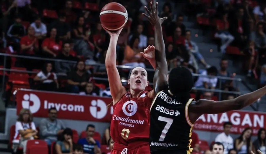Merrit Hempe durante un duelo con la camiseta del Casademont Zaragoza. Fotograf&iacute;a: Casademont Zaragoza.