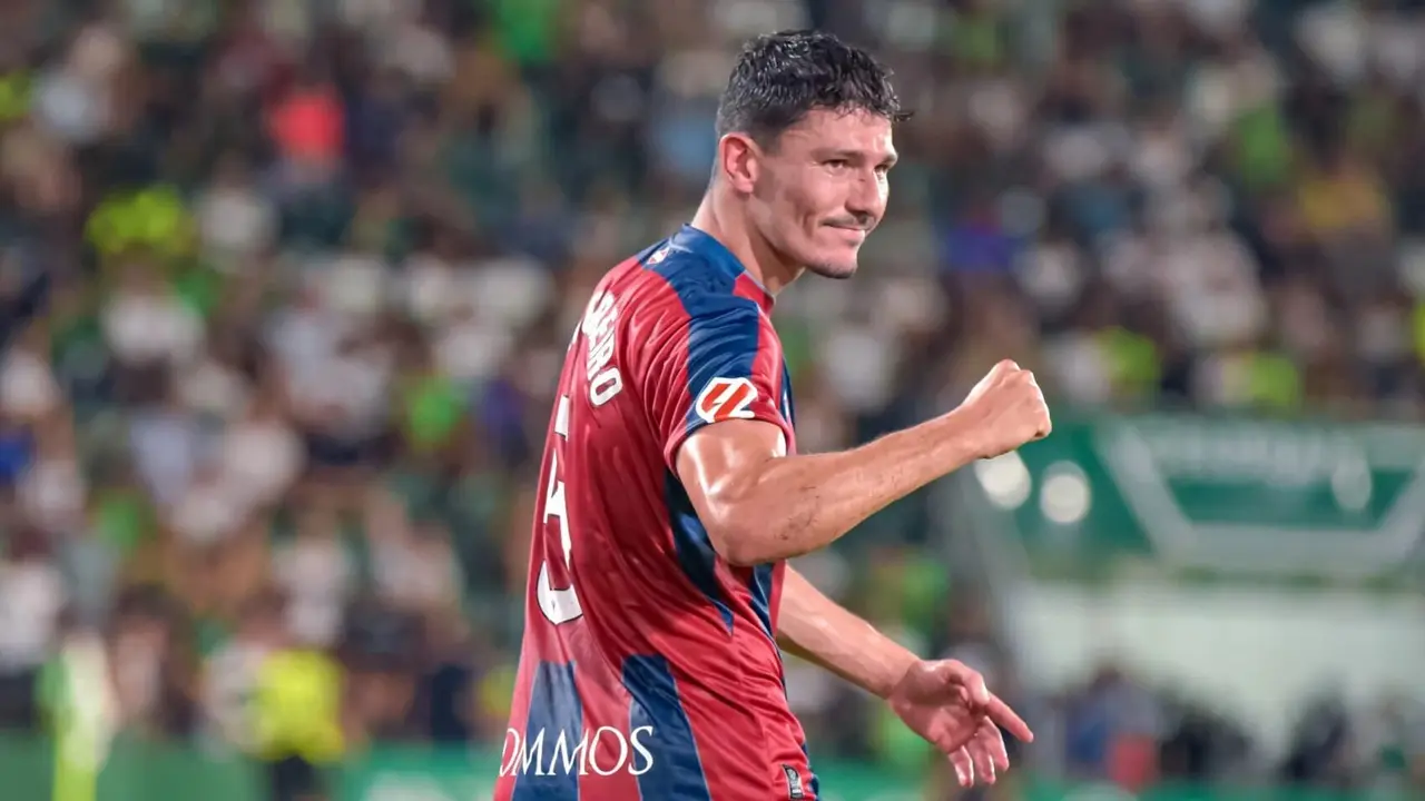 Miguel Loureiro, durante un partido con la SD Huesca. Fotograf&iacute;a: SD Huesca.