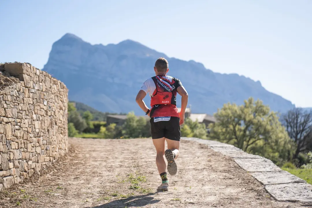 Un corredor en la edici&oacute;n del a&ntilde;o anterior del Gran Trail Sobrarbe con la emblem&aacute;tica Pe&ntilde;a Monta&ntilde;esa al fondo. Foto: Cedida