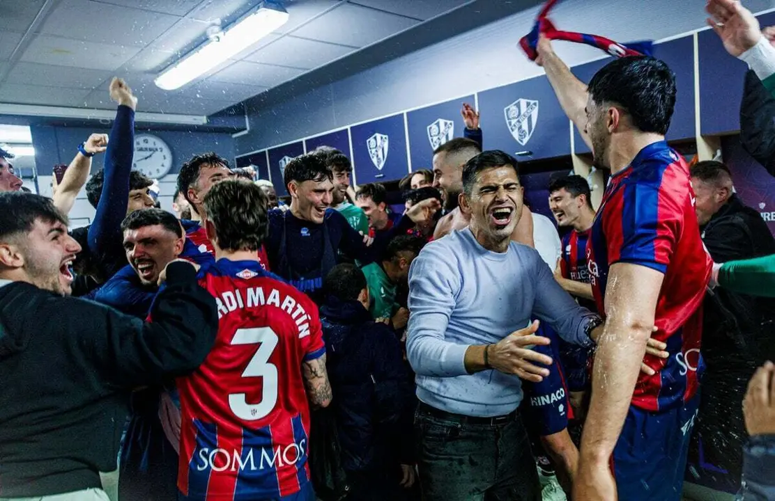 El Huesca celebr&oacute; en el vestuario el triunfo ante el M&aacute;laga. Foto: SDHuesca