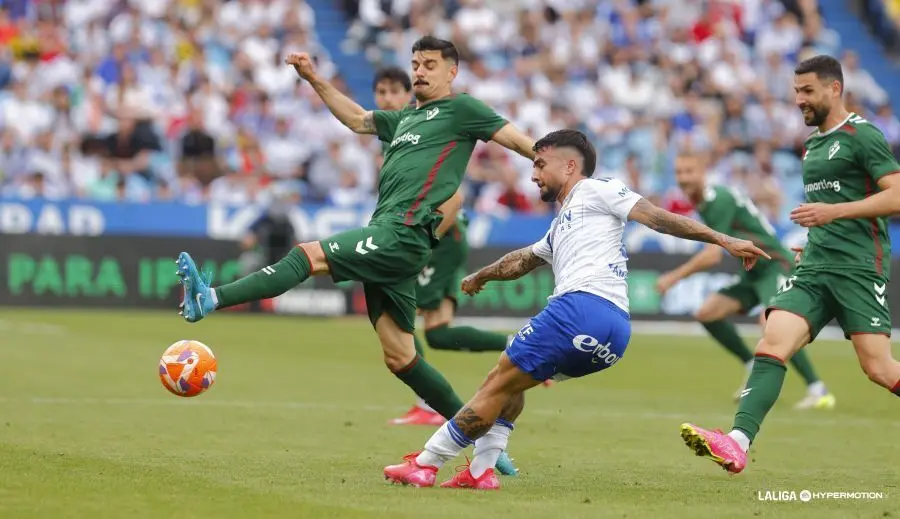 Dani Tasende en una acci&oacute;n en el encuentro ante el Eibar (Foto: LALIGA Hypermotion)