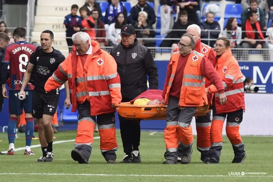 Dani Jim&eacute;nez, abandonando el campo tras caer lesionado ante el Racing. Fotograf&iacute;a: SD Huesca.