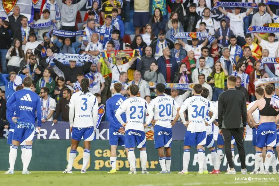 Los jugadores, quietos ante la afici&oacute;n tras la finalizaci&oacute;n del partido (Foto: LaLiga).