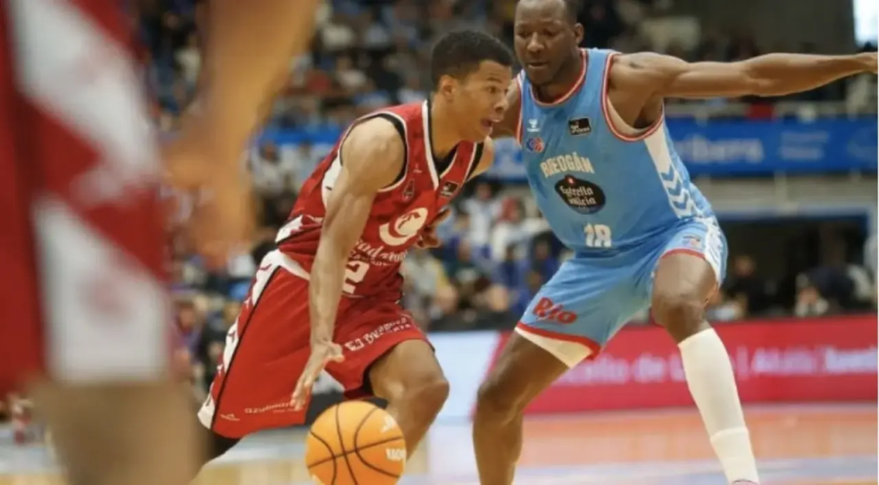 Trae Bell-Haynes durante el partido ante R&iacute;o Brego&aacute;n. Fotograf&iacute;a: ACB Photo.