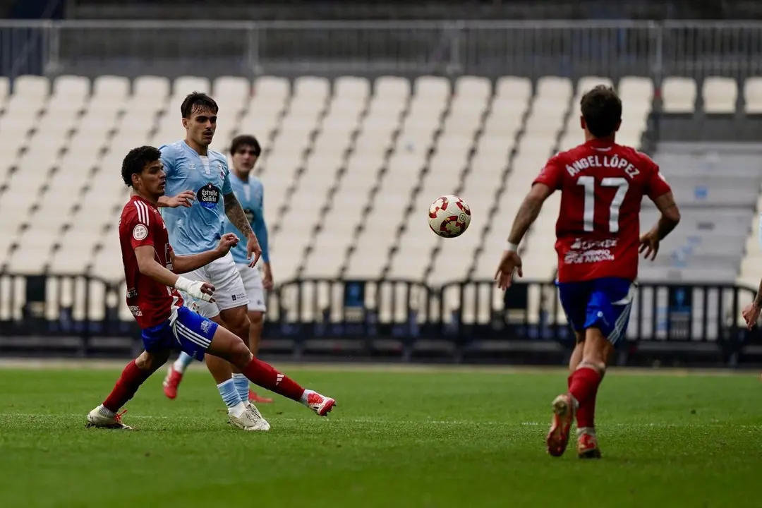 Disputa de bal&oacute;n en el duelo entre Celta 'B' y SD Tarazona. Fotograf&iacute;a: SD Tarazona.