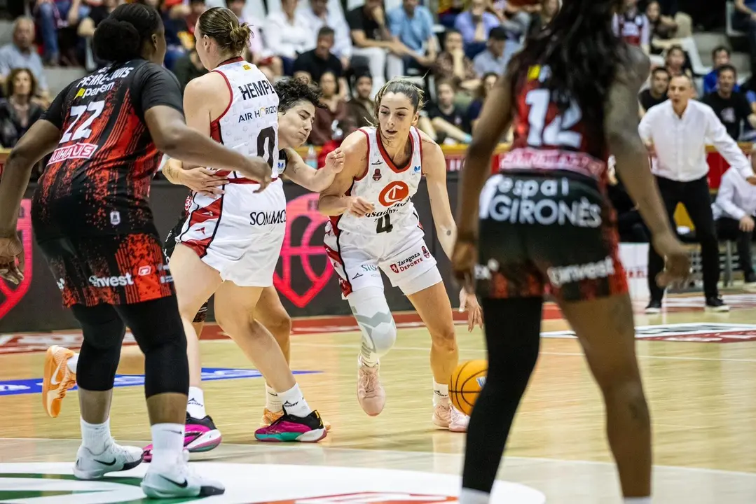 Mariona Ortiz intenta avanzar frente a Pierre Louis. Fotograf&iacute;a: Casademont Zaragoza.