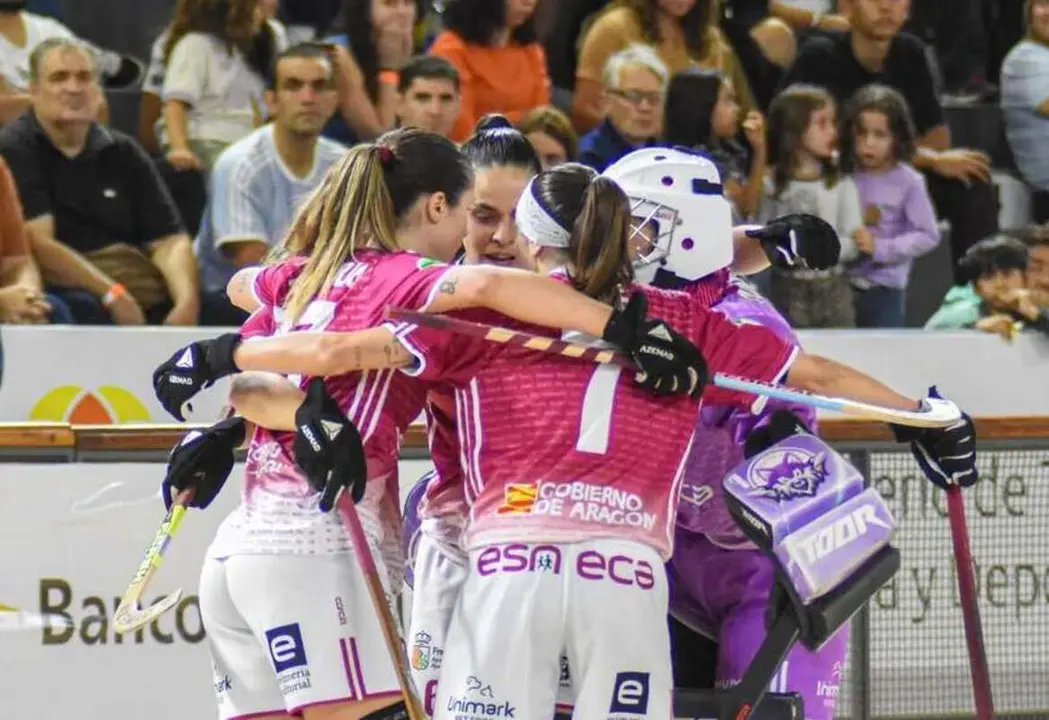 El Esneca Fraga haciendo conjura antes del partido. Fotograf&iacute;a: 