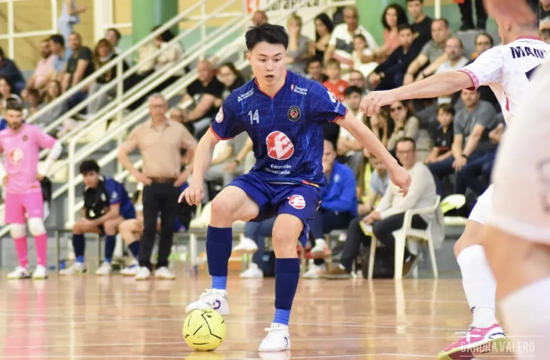 Shunta Uchida controla un bal&oacute;n. Fotograf&iacute;a: Sandra Valero / Entrerr&iacute;os Zaragoza.