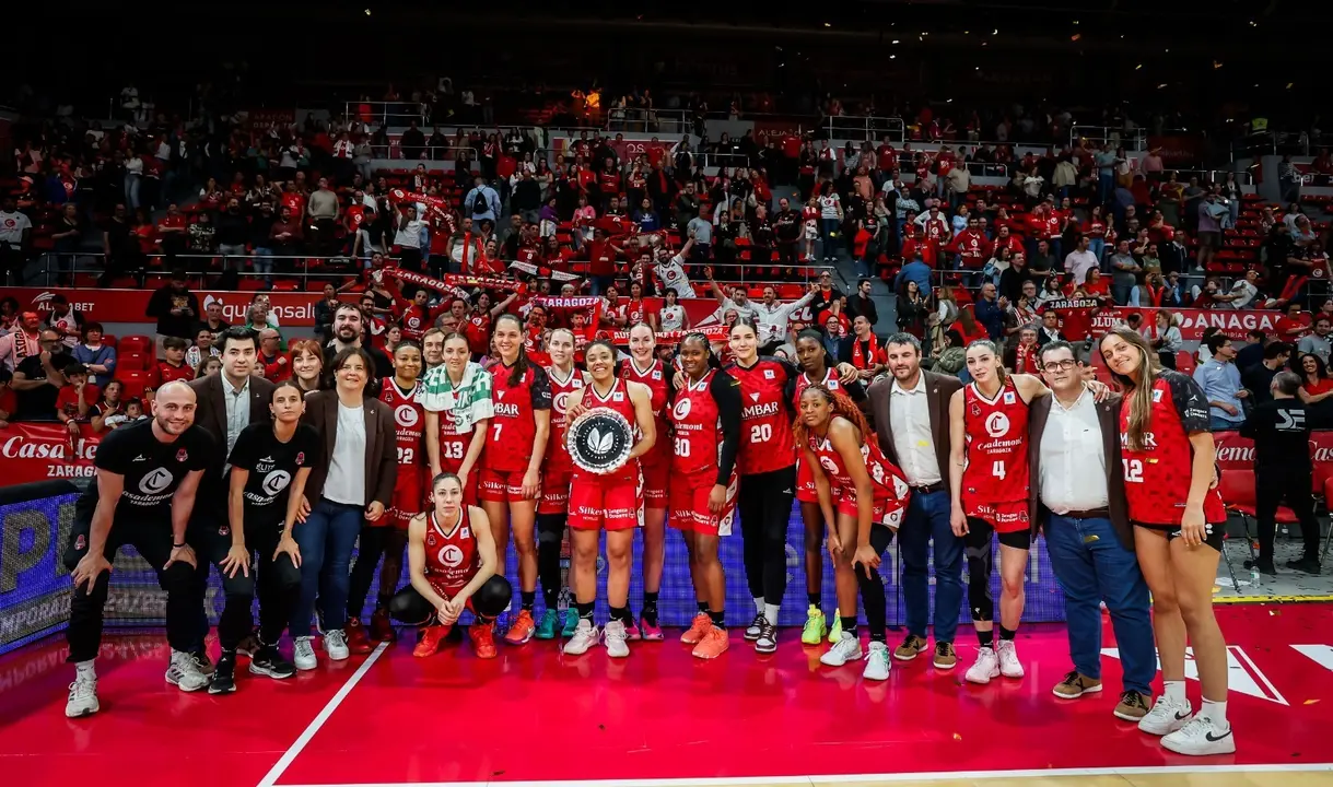 El Casademont Zaragoza posando con el trofeo de subcampeonas ante su afici&oacute;n. Fotograf&iacute;a: Casademont Zaragoza.