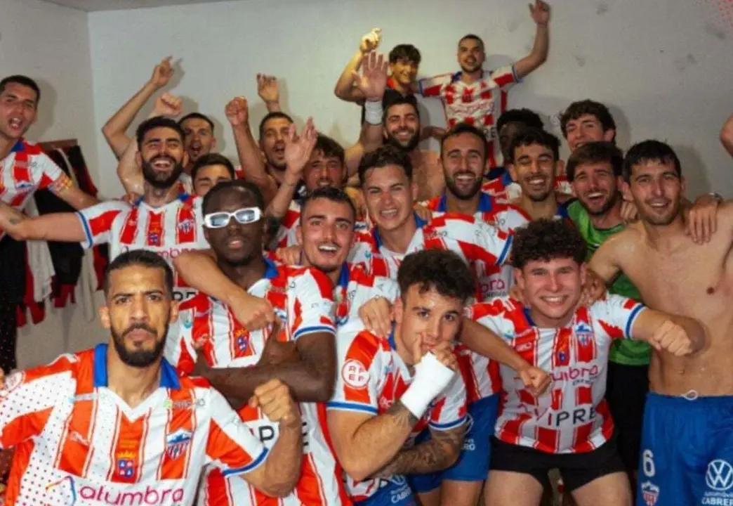 El Atl&eacute;tico Monz&oacute;n tras vencer al Cuarte. Fotograf&iacute;a: At. Monz&oacute;n.