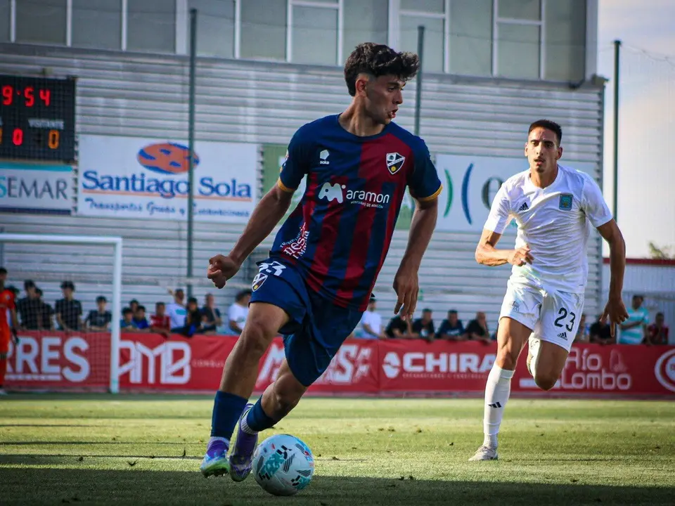Ayman controla el bal&oacute;n ante la defensa del Tarazona en un amistoso esta pretemporada. Foto: SD Huesca