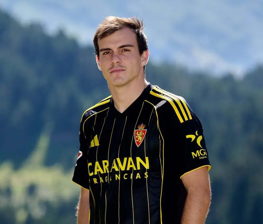 Francho Serrano, con la nueva camiseta | Foto: Tino Gil / RZ