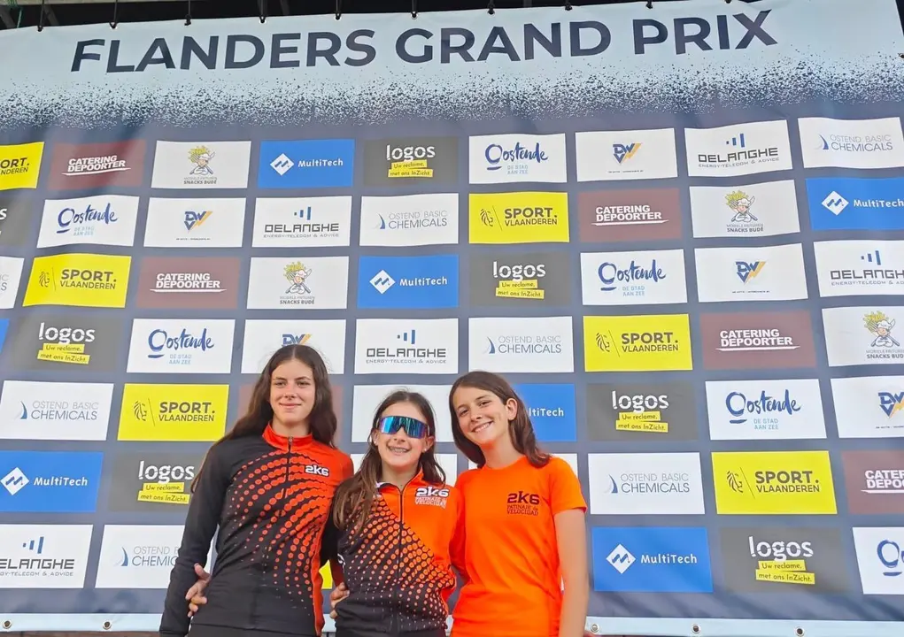 Las tres integrantes del Club Pat&iacute;n 2mil6: Daniela Gil, Irene Cabrero y Mar&iacute;a Cabrero. Fotograf&iacute;a: FEARPA.