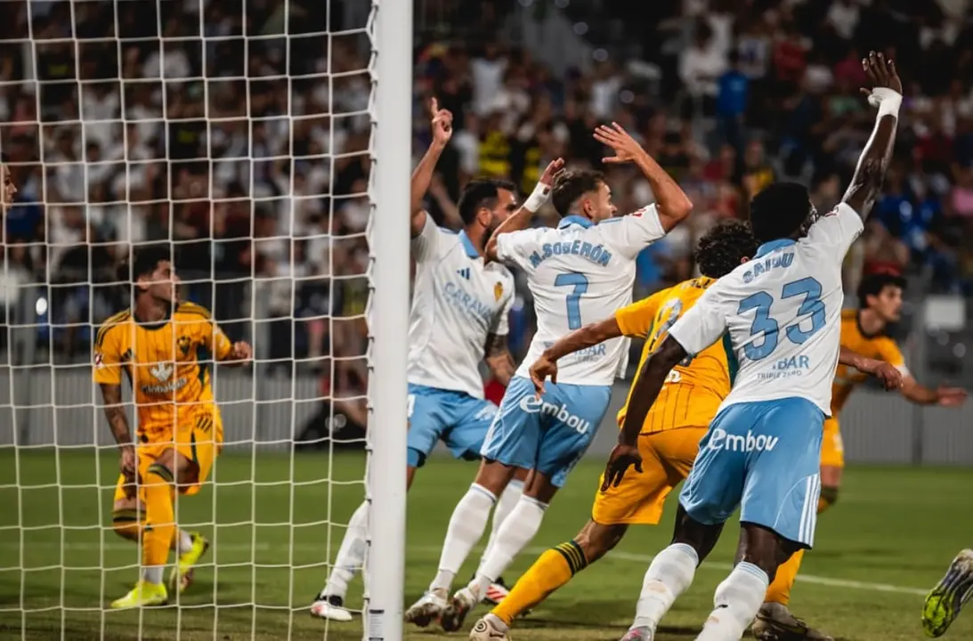 El Real Zaragoza reclam&oacute; dos decisiones arbitrales: la pol&eacute;mica est&aacute; servida | Foto: Marcos Cebri&aacute;n / HOY ARAG&Oacute;N