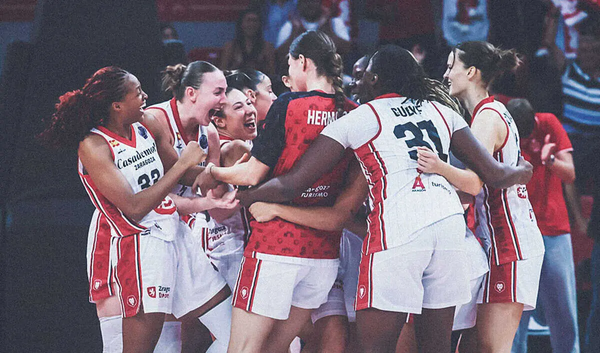 El Casademont Zaragoza celebrando la ag&oacute;nica clasificaci&oacute;n a la Euroliga tras remontar al Brno. Fotograf&iacute;a: Esther Casas / Casademont Zaragoza.