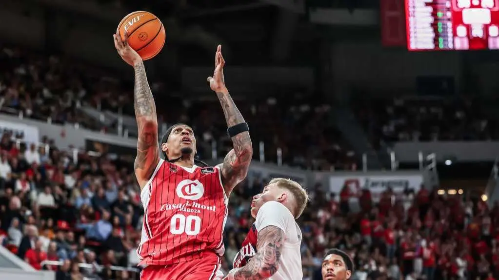 Devin Robinson, efectuando una penetraci&oacute;n ante el Baskonia. Fotograf&iacute;a: Esther Casas / Casademont Zaragoza.