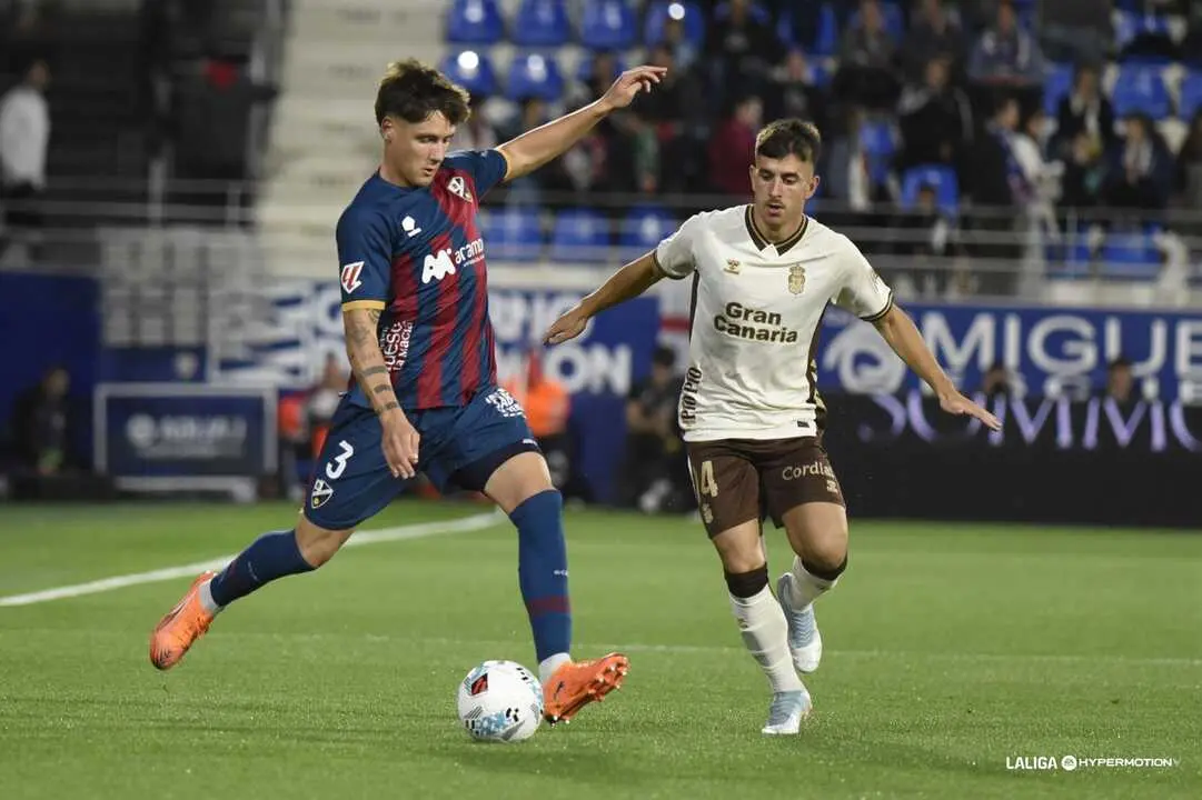 Ro Abajas da un pase ante la UD Las Palmas / LaLiga