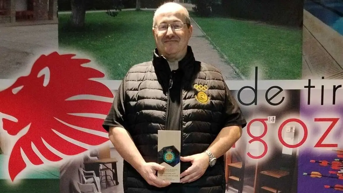 Rafael Velasco, orgulloso con su trofeo. Fotograf&iacute;a: Club de Tiro Loreto.