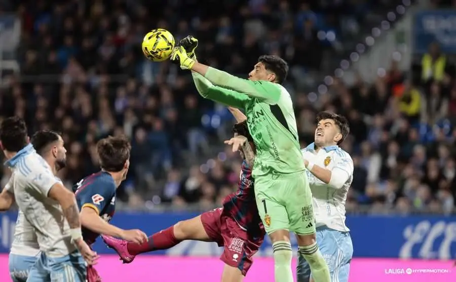 Andrada despeja un bal&oacute;n ante la SD Huesca / LaLiga