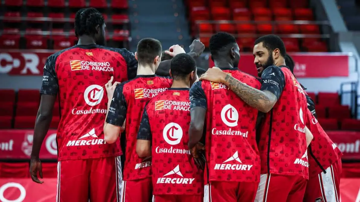 El Casademont Zaragoza hace pi&ntilde;a antes de un duelo de ACB. Fotograf&iacute;a: Esther Casas / Casademont Zaragoza.