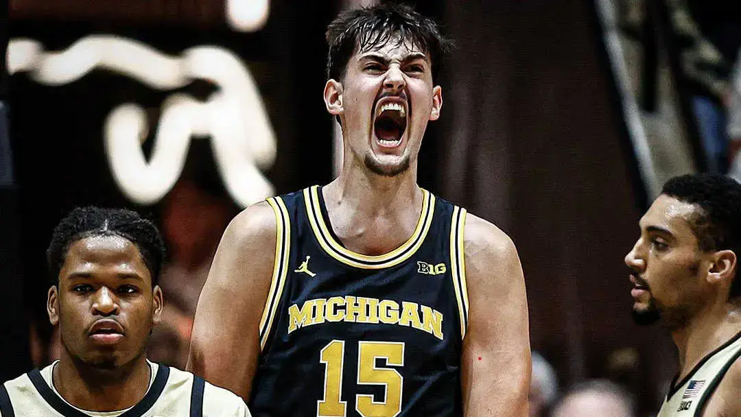Aday Mara celebra una canasta con rabia. Fotograf&iacute;a: Michigan Wolverines.
