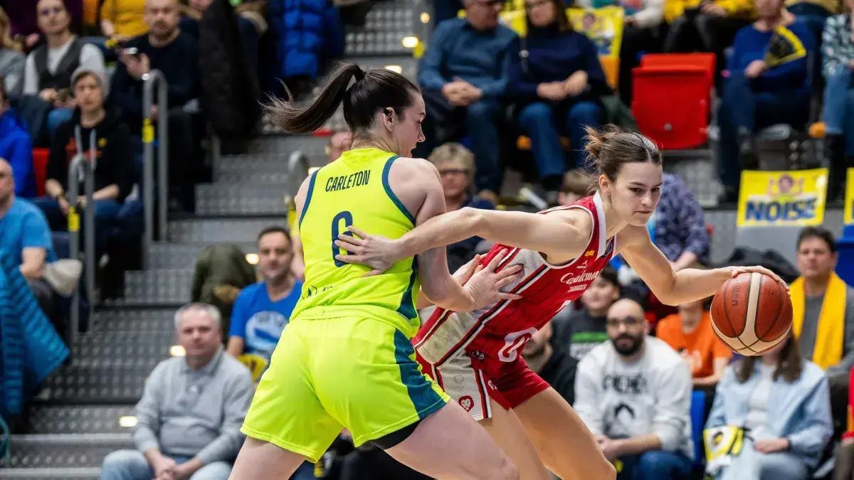 Veronika Vorackova se marcha de Carleton en el duelo entre Casademont Zaragoza y Praga. Fotograf&iacute;a: FIBA.