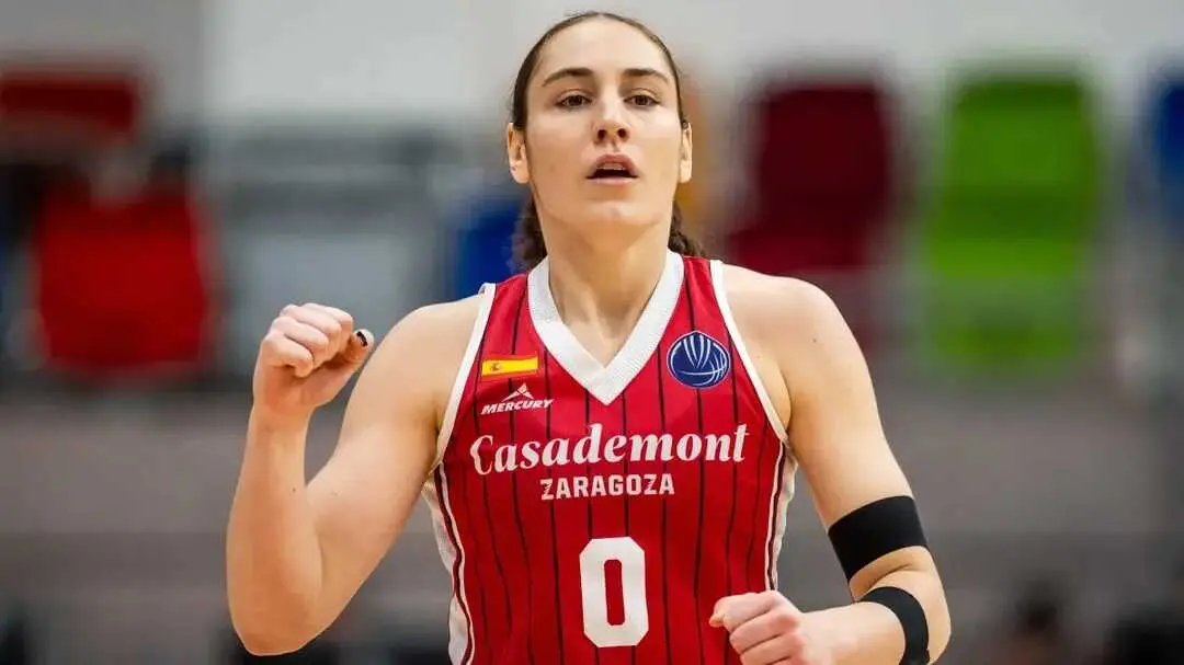Carla Leite respira y celebra tras ganar al USK Praga a domicilio. Fotograf&iacute;a: FIBA.