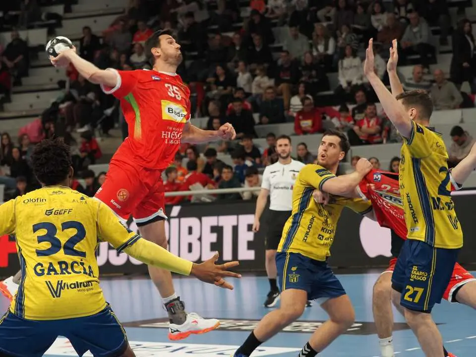 Nenadic regres&oacute; al Bada Huesca y se incorpor&oacute; en alguna acci&oacute;n de ataque contra el Bidasoa Ir&uacute;n. Foto: C.Pascual