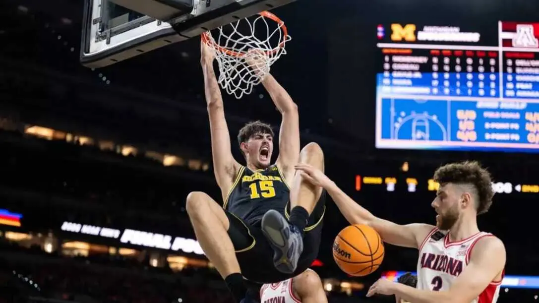 Aday Mara machaca el aro / Michigan Wolverines.