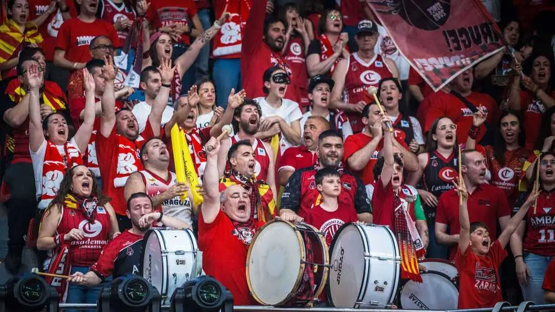 La Marea Roja durante el duelo ante Galatasaray / FIBA.