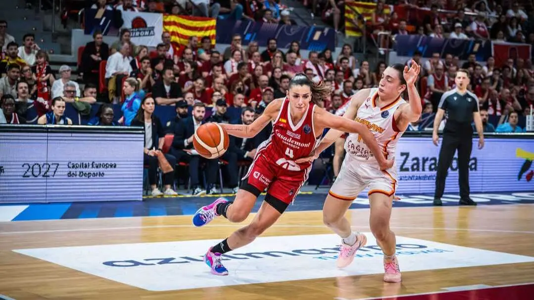 Mariona Ortiz intenta anotar ante el Galatasaray / FIBA.
