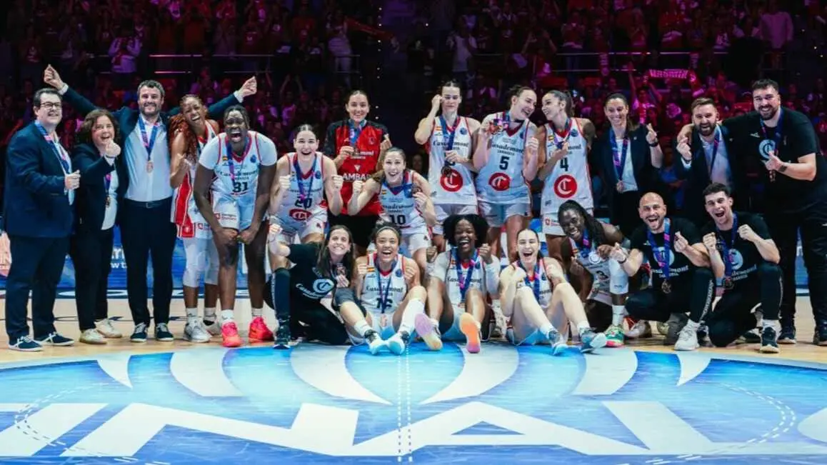El Casademont Zaragoza festejando el bronce europeo / FIBA.