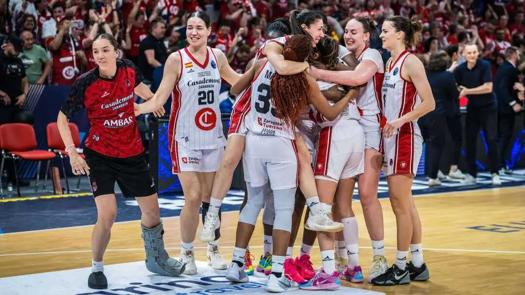 El Casademont Zaragoza celebra el bronce europeo tras vencer a Girona. Fotograf&iacute;a: FIBA.