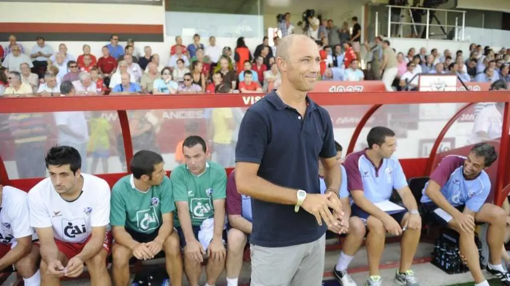 Antonio Calder&oacute;n en su etapa como entrenador de la SD Huesca