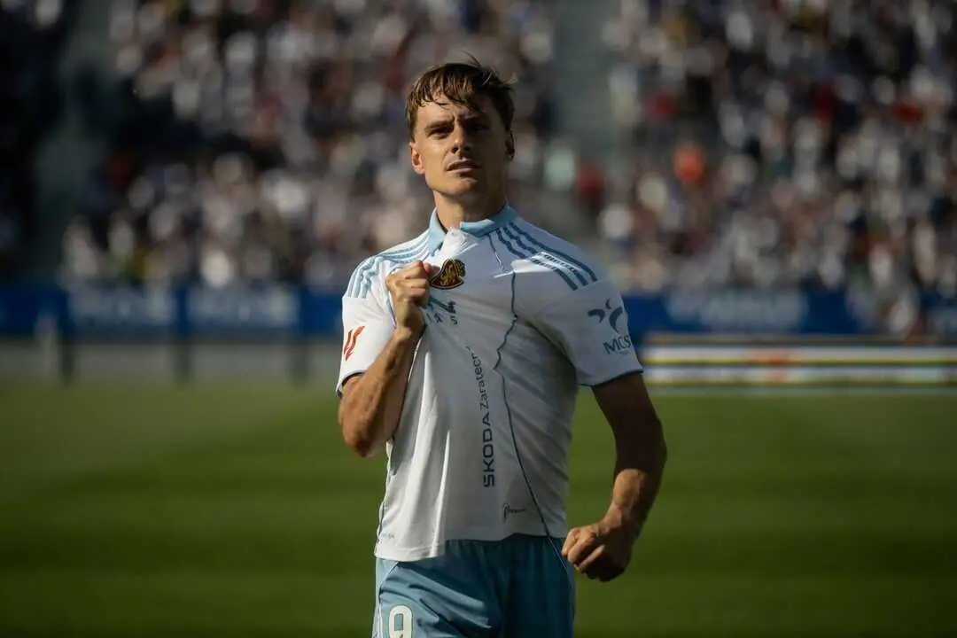 Dani G&oacute;mez se&ntilde;al&aacute;ndose el escudo del Real Zaragoza / Marcos Cebri&aacute;n