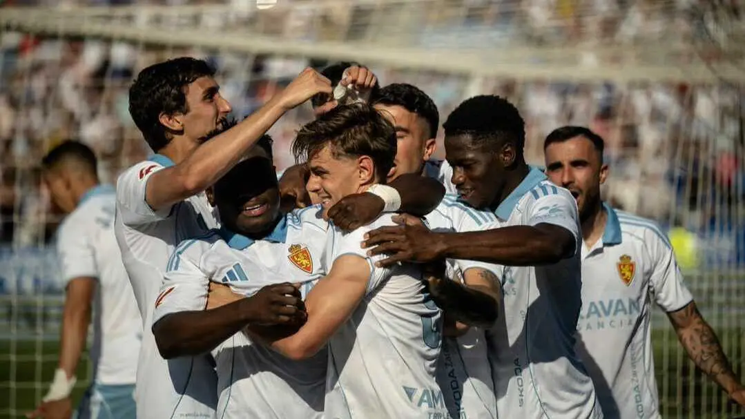 Jugadores del Real Zaragoza celebran un gol / Marcos Cebri&aacute;n