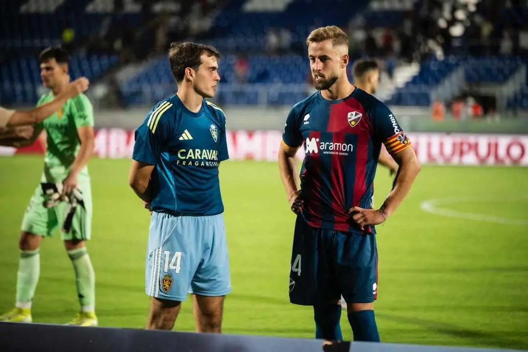 Francho Serrano junto a Jorge Pulido en el derbi de pretemporada / Marcos Cebri&aacute;n