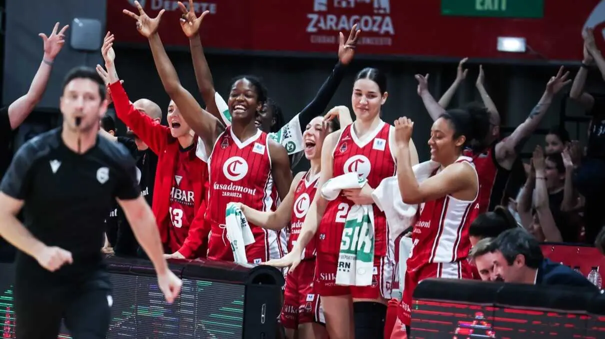 El banquillo celebra un triple ante el Cad&iacute; La Seu. Fotograf&iacute;a: Esther Casas / Casademont Zaragoza.